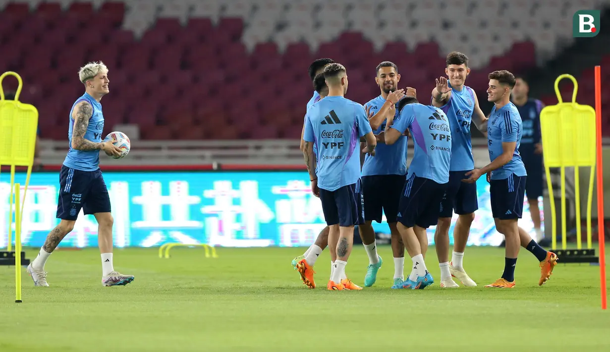 <p>Pemain Timnas Argentina melakukan latihan resmi menjelang laga FIFA Matchday melawan Timnas Indonesia di Stadion Utama Gelora Bung Karno (SUGBK), Jakarta, Minggu (18/06/2023). (Bola.com/Bagaskara Lazuardi)</p>
