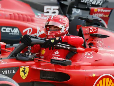 Pembalap Ferrari Charles Leclerc tiba di pit lane usai perebutan pole position balapan mobil F1 GP Meksiko 2023 di Sirkuti Hermanos Rodriguez, Mexico City, Meksiko, Sabtu (28/10/2023). (Andres Staph/Pool photo via AP)