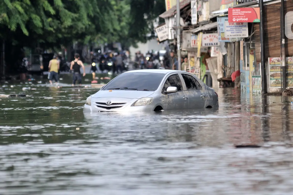 Banjir Lumpuhkan Jalan RA Kartini Bekasi