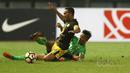 Pemain Barito Putra, Rizky Pora (kiri) berebut bola dengan pemain Bhayangkara FC, Indra Kahfi (kanan) pada Liga 1 2017 di Stadion Patriot, Bekasi, Selasa (4/7/2017). Barito menang 1-0. (Bola.com/Nicklas Hanoatubun)