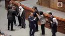 Pimpinan sidang foto bersama saat Rapat Paripurna ke-15 masa persidangan III tahun 2022-2023 dalam penyampaian laporan hasil uji kelayakan dan kepatutan Calon Anggota KPI periode 2022-2025 di Kompleks Parlemen, Senayan, Jakarta, Selasa (7/2/2023). Rapat Paripurna tersebut mengesahkan calon Anggota Komisi Penyiaran Indonesia (KPI) Periode 2022-2025. (Liputan6.com/Faizal Fanani)