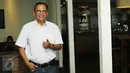 Roy Marten usai memberikan bantahan terkait kabar dirinya menikah lagi dengan perempuan muda bernama Dini Indriani, di kawasan Mahakam, Jakarta, Jumat (30/12). Roy Marten berharap media tak lagi membahas masalah tersebut. (Liputan6.com/Herman Zakharia)