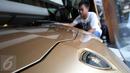 Petugas membersihkan mobil Lamborghini Aventador LP 700-4 tahun 2013 di Auto One Cars Boutique, Jakarta, Senin (5/10/2015). Mobil sport mewah tersebut akan dilelang DJKN Kemenkeu dengan nilai limit Rp 8,26 miliar. (Liputan6.com/Immanuel Antonius)