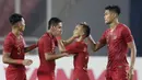 Pemain Timnas Indonesia, Evan Dimas dan Riko Simanjuntak, merayakan kemenangan atas Timor Leste pada laga Piala AFF 2018 di SUGBK, Jakarta, Selasa (13/11). Indonesia menang 3-1 atas Timor Leste. (Bola.com/M. Iqbal Ichsan)