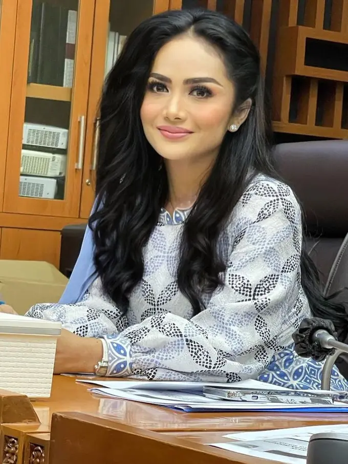 FOTO: Gaya Krisdayanti saat Menggunakan Batik, Tampil Menawan