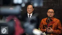 Ketua MPR, Zulkifli Hasan (kanan) bersama Ketua Parlemen China, Yu Zhengsheng memberikan keterangan Persnya usai melakukan pertemuan tertutup di Kompleks Parlemen MPR/DPR, Jakarta, Senin (27/7/2015). (Liputan6.com/Johan Tallo)