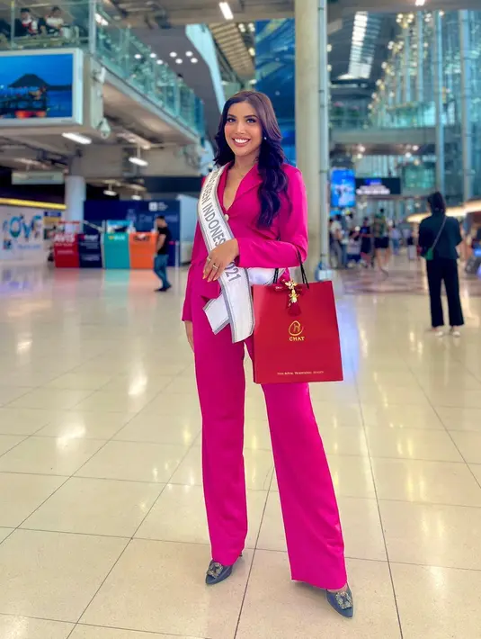 Di hari pertama kehadirannya di Thailand untuk mengikuti ajang Miss International Queen 2023, Millen Cyrus memilih tampilan work-wear. Berwarna fuchsia, Millen tampil mengenakan atasan blazer lengan panjang, yang serasi dengan celana panjangnya. Ia padukan dengan high heels biru muda yang lembut dan tampil cantik dengan membiarkan rambut panjang bergelombangnya tergerai. Foto: Instagram.
