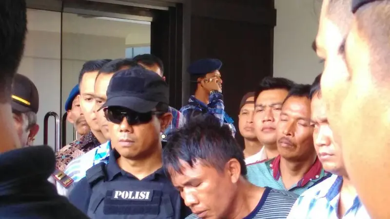 Ius Pane (tengah, kaos garis-garis) di bandara Halim Perdanakusumah