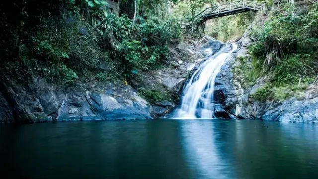 Sejuknya air terjun kali jodoh di Kabupaten Pinrang, Sulsel (Liputan6.com/ Eka Hakim)