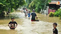 Warga Kampung Melayu Rayakan Idul Adha di Tengah Kepungan Banjir