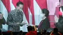 Presiden Joko Widodo atau Jokowi (kiri) memberikan tumpeng kepada Ketua Umum PDIP Megawati Soekarnoputri (kedua kanan) saat Rakernas II PDIP di Jakarta, Selasa (21/6/2022). Rakernas PDIP kali ini mengusung tema 'Desa Kuat, Indonesia Maju dan Berdaulat'. (Liputan6.com/Faizal Fanani)
