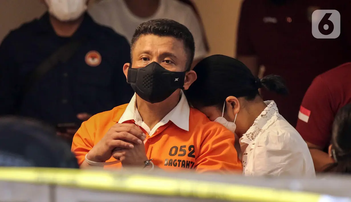 Irjen Ferdy Sambo dipeluk istrinya, Putri Candrawathi, saat rekonstruksi pembunuhan berencana terhadap Nofriansyah Yosua Hutabarat atau Brigadir J di rumah dinas Duren Tiga, Jakarta, Selasa (30/8/2022). Polisi telah menetapkan lima tersangka pada kasus pembunuhan Brigadir J. (Liputan6.com/Faizal Fanani)