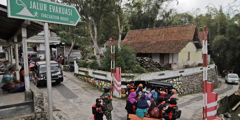 Evakuasi Warga Lereng Merapi