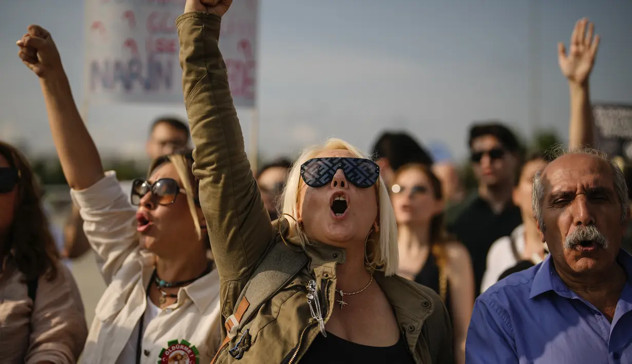 Para demonstran di Istanbul menyerukan agar undang-undang tersebut dicabut. (AP Photo/Emrah Gurel)
