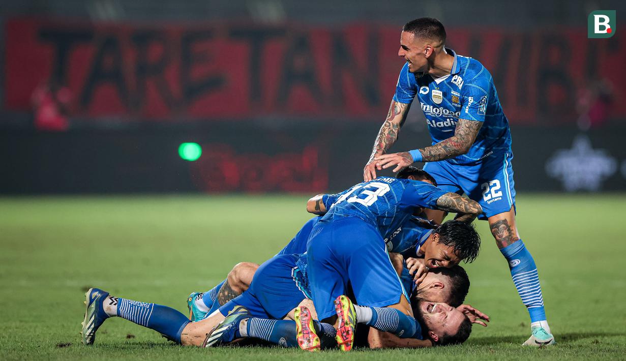 <p>Selebrasi para pemain Persib Bandung merayakan gol kedua ke gawang Madura United yang dicetak Marc Klok (bawah) pada laga leg kedua final Championship Series BRI Liga 1 2023/2024 di Stadion Gelora Bangkalan, Madura, Jumat (31/5/2024). (Bola.com/Bagaskara Lazuardi)</p>