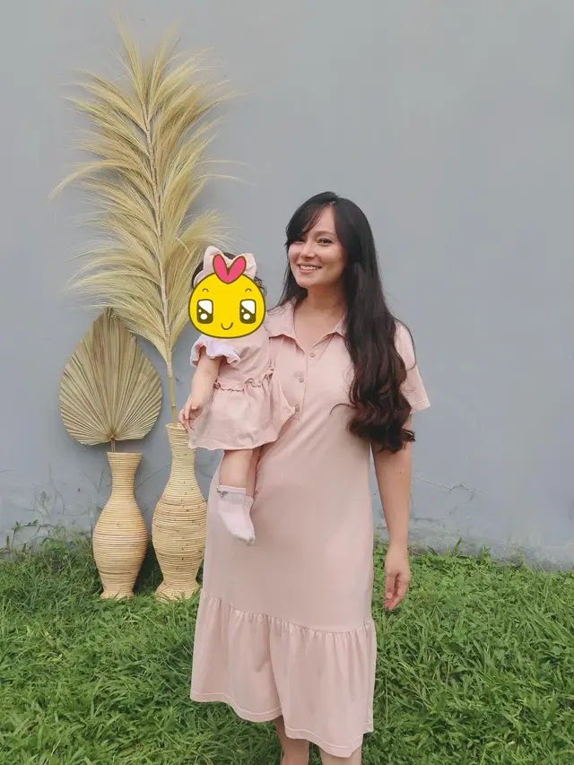 7 Gaya Asmirandah saat Momong Anak, Tetap Stylish