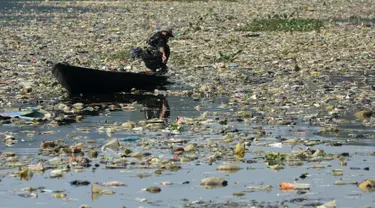 Warga menggunakan perahu untuk memilah sampah plastik di aliran Sungai Citarum, Bandung, Jawa Barat, Rabu (26/6/2019). Berbagai upaya dilakukan pemerintah untuk membersihkan sungai yang menyandang predikat salah satu tempat paling tercemar di dunia ini. (Timur Matahari/AFP)