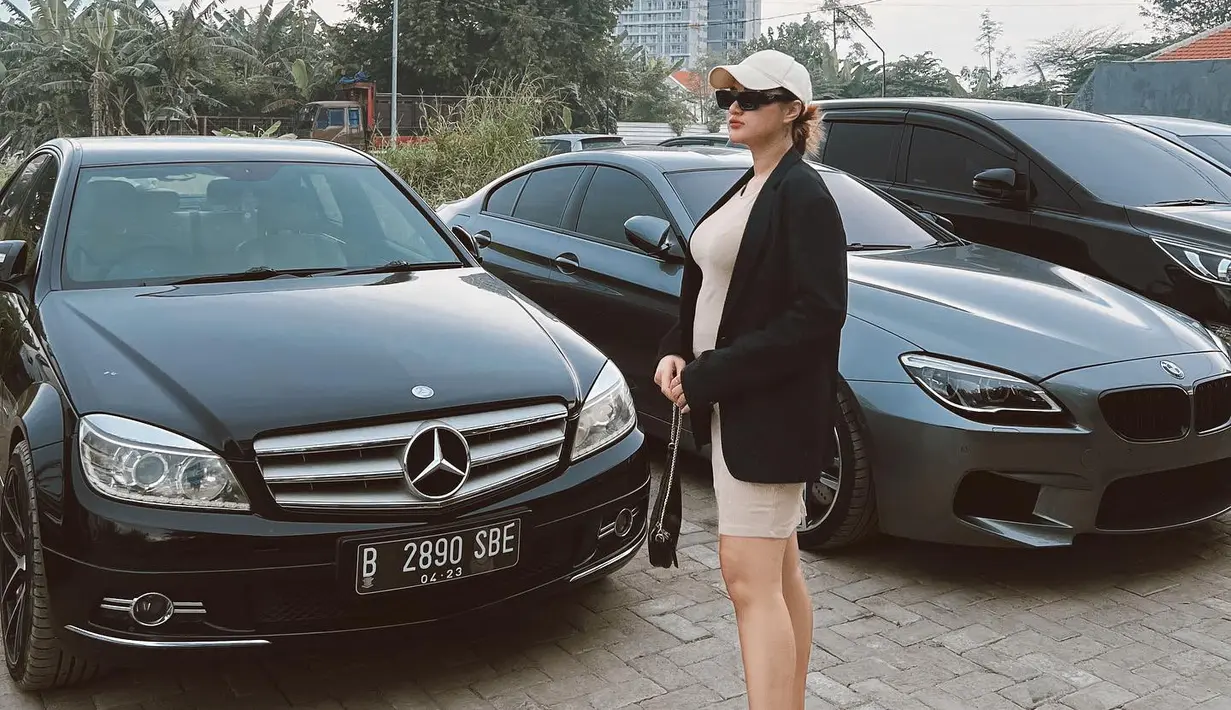 Ia tetap tampil stylish, seperti memakai outfit serba-putih. Sampai knit dress yang dipadukan dengan oversized blazer plus sneakers yang nyaman. [Foto: @cameliaputricp]