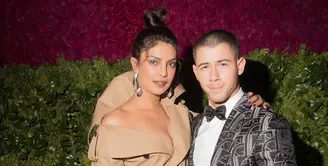 Kemesraan Nick Jonas dan   Priyanka Chopra sudah tercium   oleh publik. (KEVIN TACHMAN/VOGUE/REX/SHUTTERS)
