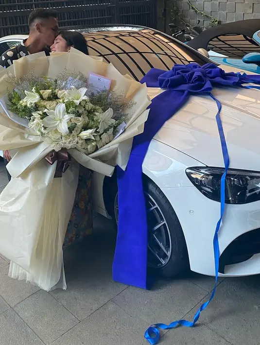 <p>Ussy Sulistiawaty mendapat sebuah mobil mewah yang baru saja diunggah di instagramnya. Hadiah tersebut ternyata jauh di luar ekspektasinya lho. (FOTO: instagram.com/ussypratama/)</p>
