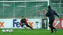 Kiper Sassoulo mendapat porsi latihan terpisah di Stadion Allianz, Rabu (19/10/2016) malam waktu setempat. (Bola.com/Reza Khomaini)