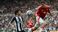 Sandro Tonali membawa Newcastle United menggilas Manchester United 4-1 di St. James's Parks, Minggu (13/4/2025). (AFP/Andy Buchanan)