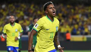Sayap kanan Timnas Brasil, Rodrygo mencetak 2 gol dari 4 laga yang telah dijalani pada kualifikasi Piala Dunia 2026 Zona Conmebol. Serupa dengan Neymar, kedua golnya juga dicetak pada matchday pertama saat menang 5-1 atas Bolivia (9/9/2023). Sementara pada tiga laga berikutnya ia juga gagal menambah jumlah golnya. Timnas Brasil pun sementara harus puas menempati peringkat ketiga dengan koleksi 7 poin, kalah head to head dari Uruguay di posisi kedua. (AFP/Carl De Souza)