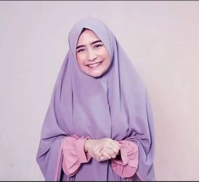 Cantiknya Prilly Latuconsina kenakan hijab (Foto: Instagram)