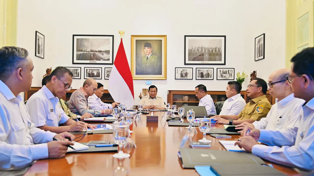 Presiden Prabowo Subianto memimpin rapat terbatas bersama sejumlah Menteri Kabinet Merah Putih di Istana Merdeka, Jakarta, Selasa (10/6/2025) (Laily Rachev - Biro Pers Sekretariat Presiden)
