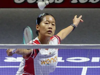 Pebulu tangkis tunggal putri Indonesia Putri Kusuma Wardani mengembalikan shuttlecock ke arah lawannya, Malvika Bansod (India) pada babak 32 besar Kapal Api Indonesia Open 2025 di Istora Senayan, Gelora Bung Karno, Jakarta, Selasa (3/6/2025). (Liputan6.com/Herman Zakharia)