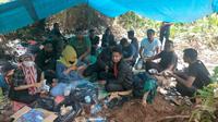 Puluhan TKI Ilegal dan WNA Bangladesh membuat tenda di pinggir jalan karena gagal berangkat ke Malaysia. (Liputan6.com/M Syukur)