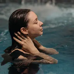 Cold water immersion dapat menjadi momen singkat untuk belajar menghadapi rasa tidak nyaman dengan lebih tenang. (Foto/Dok: Pexels)