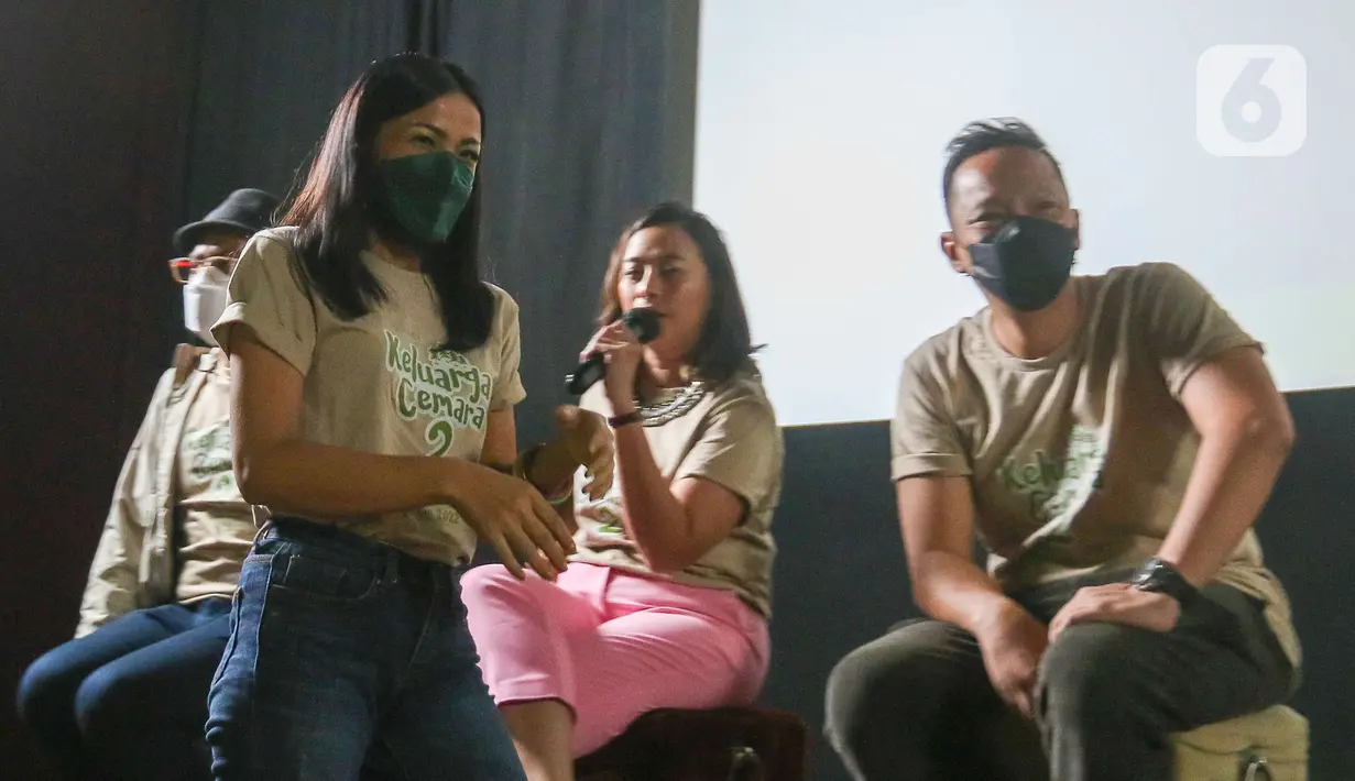 Aktor Ringgo Agus Rahman dan Nirina Zubir  saat jumpa pers peluncuran film Keluarga Cemara 2 di Jakarta, Senin (20/6/2022). Film Keluarga Cemara 2 akan tayang pada 23/6/2022, yang menceritakan drama kehidupan keluarga yang hits era tahun 90an. (Liputan6.com/Herman Zakharia)
