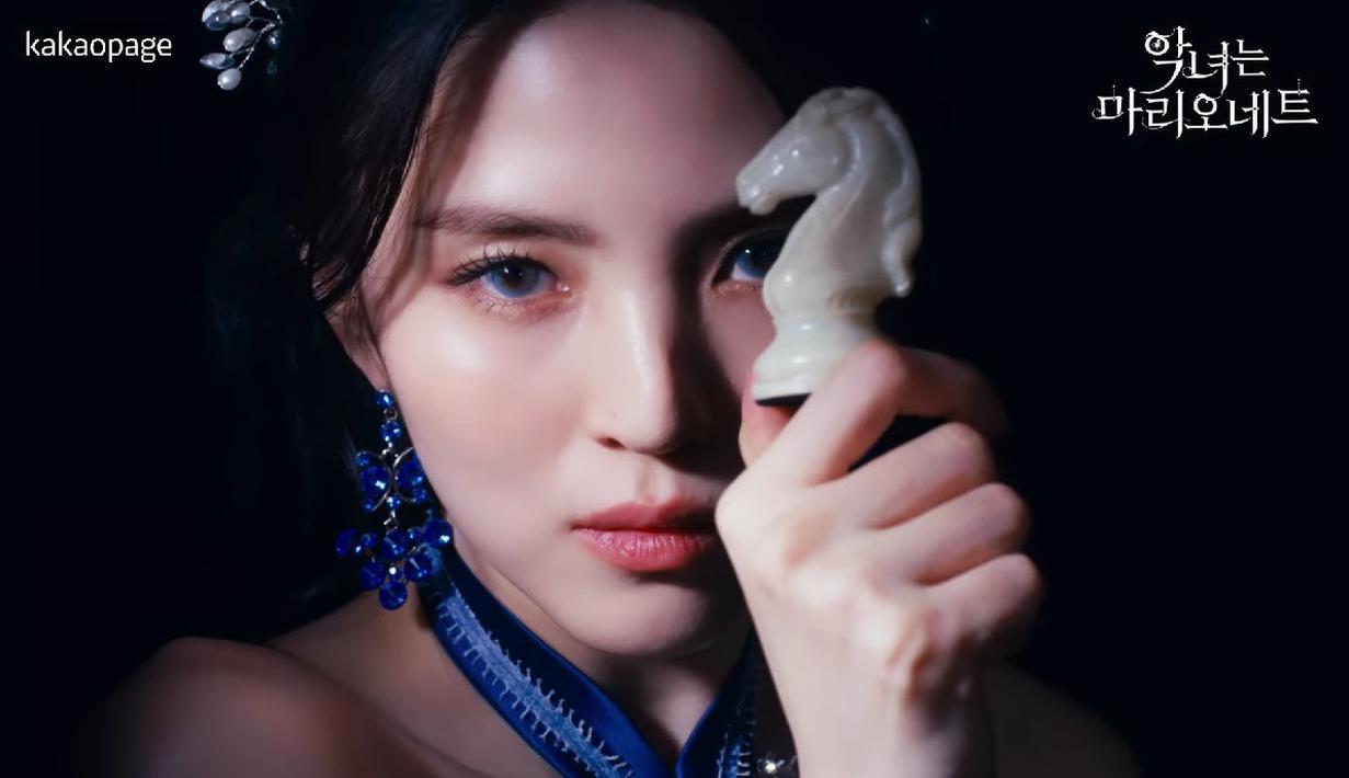 Han So Hee dalam teaser webtoon The Villainess Is A Marionette. (Foto: YouTube/ 카카오페이지)