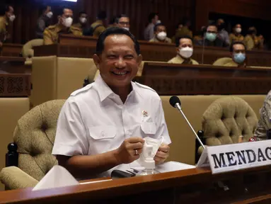 Menteri Dalam Negeri Tito Karnavian (kiri) saat rapat kerja dengan Komisi II DPR di Gedung Nusantara II, Senayan, Jakarta, Selasa (5/4/2022). Rapat juga diikuti oleh Kepala Badan Nasional Pengelola Perbatasan RI serta Ketua Dewan Kehormatan Penyelenggara Pemilu RI. (Liputan6.com/Angga Yuniar)