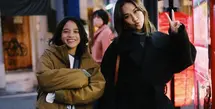 OOTD musim dingin ala BCL dan Noah ketika liburan keluar negeri. BCL mengenakan turtleneck abu-abu ditumpuk dengan long coat hitam, sedangkan Noah tampil kasual dengan kaus putih ditumpuk dengan jaket hijau olive, dan celana jeans. [Foto: Instagram/itsmebcl]