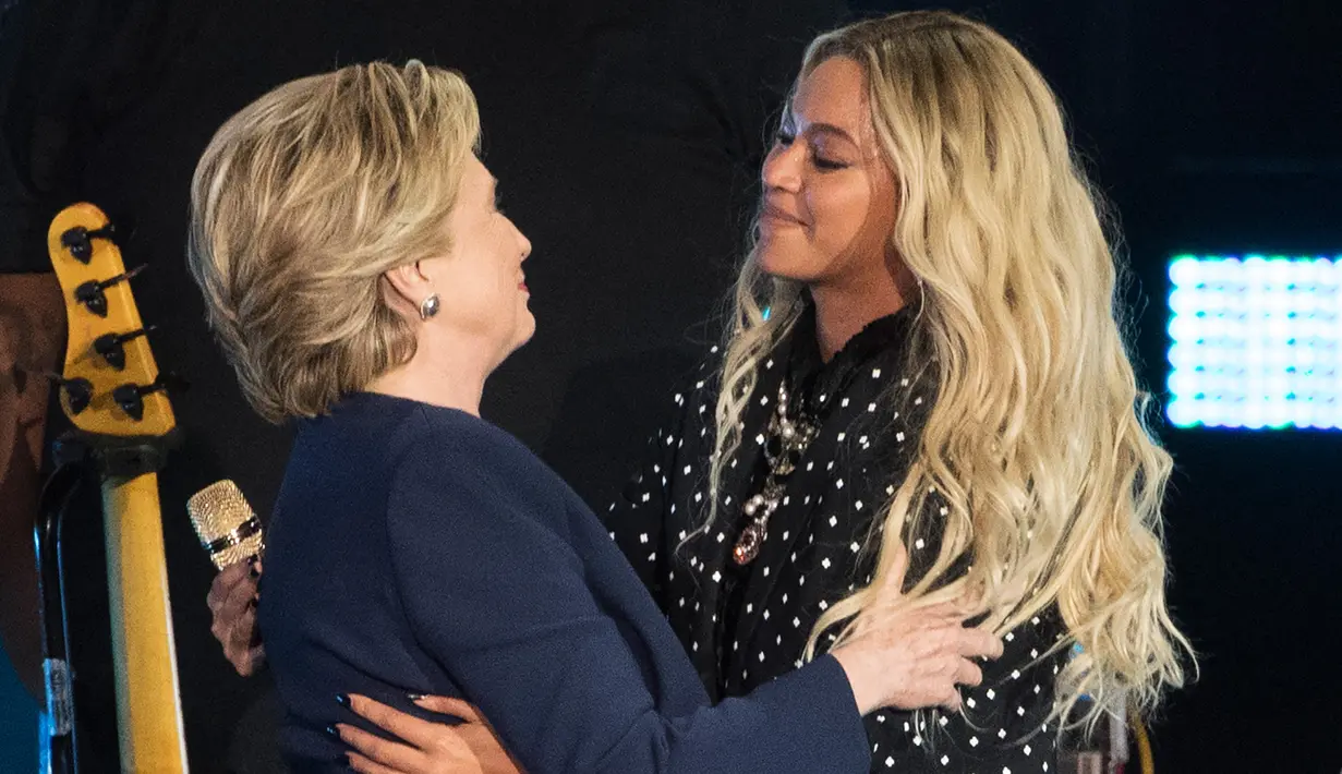 Penyanyi Beyonce memberi dukungannya terhadap Hillary Clinton dalam konser kampanye di Cleveland, Ohio, Jumat (4/11). Beyonce dan suaminya, Jay Z menggelar konser bagi Hillary untuk meraih suara pemilih muda berkulit hitam di Ohio. (AP Photo/Matt Rourke)