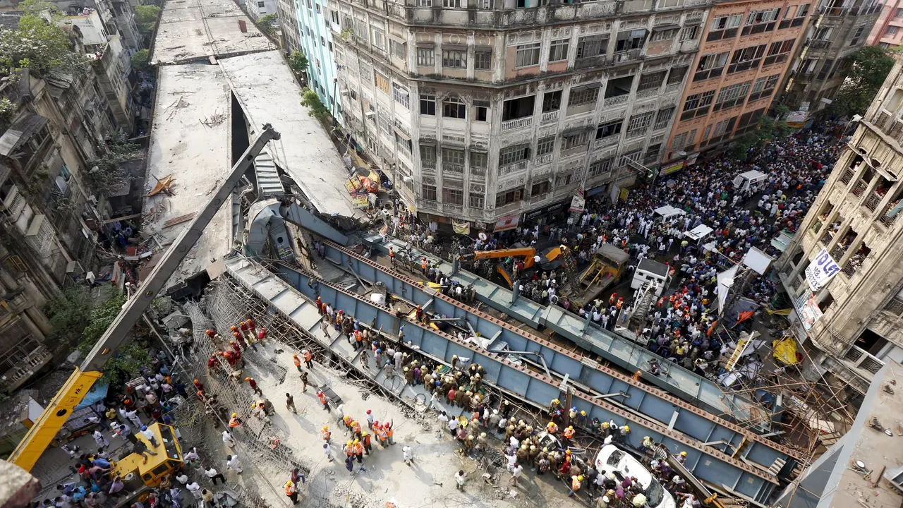 Flyover India runtuh.