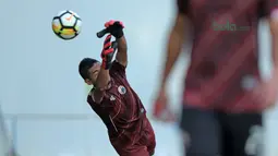 Aksi Bambang Pamungkas menghalau bola saat menjadi kiper di Lapangan ABC, Senayan, Jakarta (09/04/2018). Persija akan melawan JDT pada PIala AFC 2018. (Bola.com/Nick Hanoatubun)