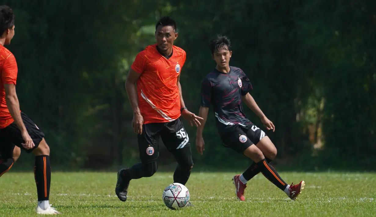 Sudirman menjelaskan bahwa seluruh materi dan arahan disiapkan oleh Alessio. Pelatih asal Italia itu masih berada di negara asalnya, dan saat ini Sudirman dipercaya mengawal latihan dari tim ibu kota. (Foto: Dok. Persija)