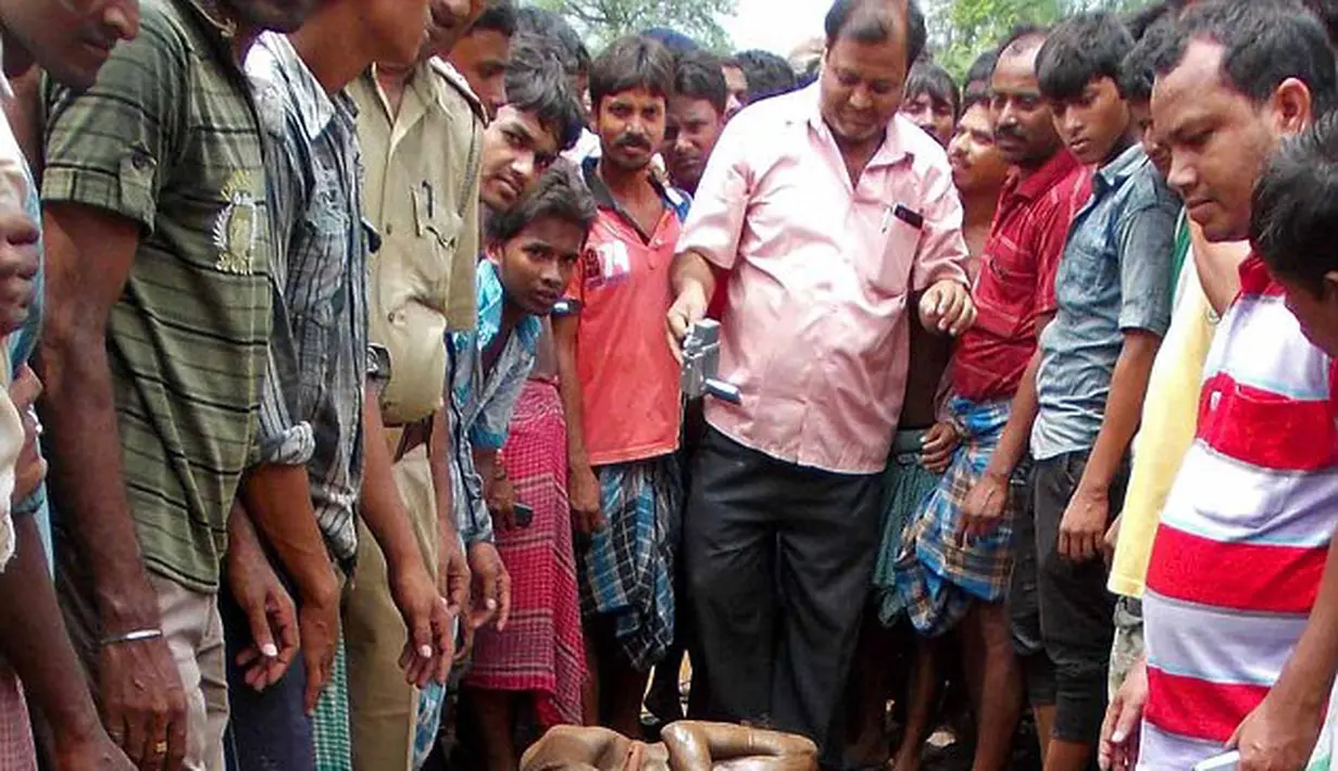 Mereka adalah pemerkosa seorang bocah berusia tujuh tahun yang digantung di sebuah pohon di dekat Desa Kaliabazar, Benggala Barat, Uttar Paradesh, India, Jumat (25/07/2014) (Dailymail.co.uk)