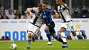 Striker Inter Milan, Lautaro Martinez, berusaha melewati pemain Parma pada laga Serie A di Stadion Giuseppe Meazza, Sabtu (26/10). Kedua tim bermain imbang 2-2. (AP/Antonio Calanni)