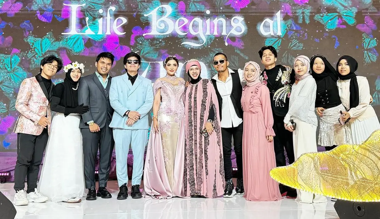 Geni Faruk sendiri tampil dengan abaya pink dan manset hitam polos. [Foto: Instagram/genifaruk]