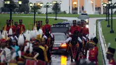 Iring-iringan kendaraan Raja Salman bin Abdulaziz dikawal pasukan berkuda saat meninggalkan Istana Bogor, Rabu (1/3). Mengawali kunjungan, Raja Salman bertemu Presiden Jokowi di Istana Bogor. (Liputan6.com/Helmi Fithriansyah)