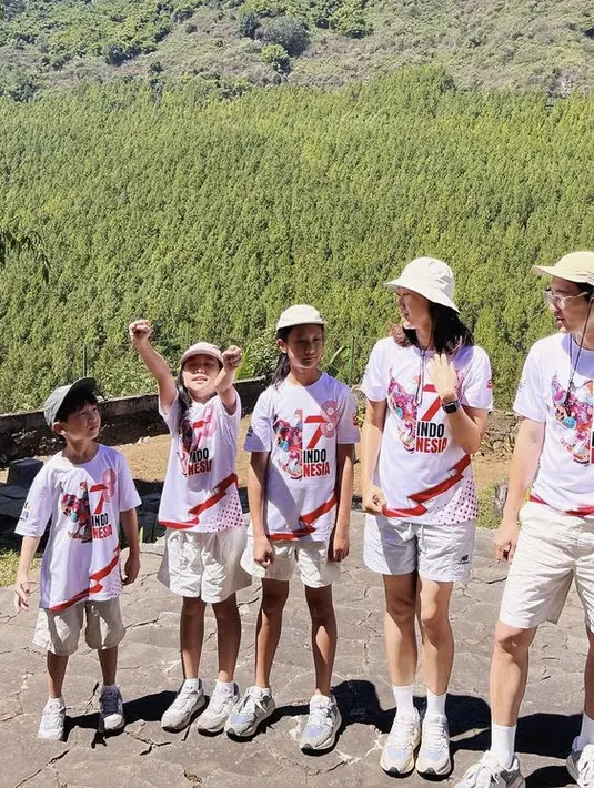Berada di Indonesia, Kimbab Family mengenakan pakaian serba putih. Dengan kaos bersalur merah bertuliskan 78 Indonesia. [Instagram/@kimbabfamily.official]