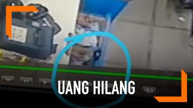 Rekaman CCTV di sebuah minimarket menunjukkan uang di meja kasir yang hilang sendirinya. Para pekerja menduga aksi ini adalah ulah makhluk gaib seperti tuyul.