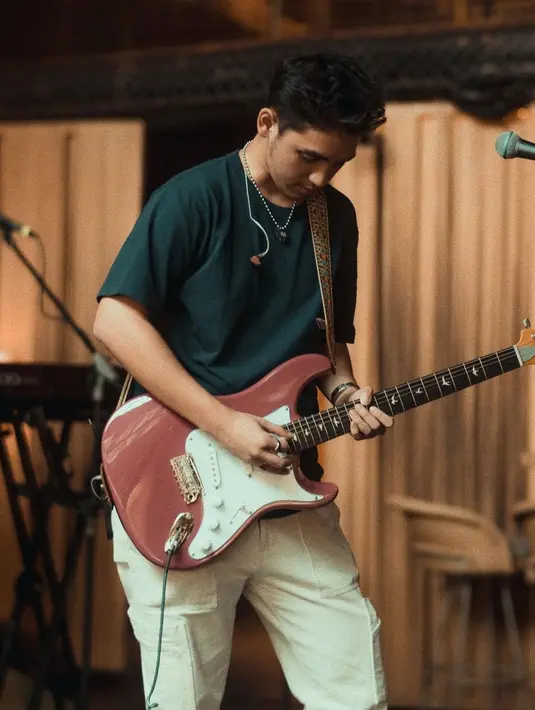 Tak hanya sekadar bernyanyi, Syahravi juga tampil keren dengan bermain gitar. Warganet pun terpesona dengan sosok pemeran Udin yang kece badai ini, Tak heran banyak yang menyebut Syahravi dengan sebutan Udin yang dulu kini makin kece. (Liputan6.com/IG/syahravi_)