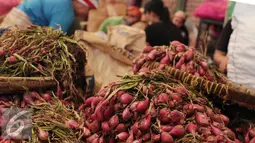 Harga bawang merah mengalami kenaikan hingga 40 persen. kenaikan harga hingga Rp 45 ribu per kg yang sebelumnya seharga Rp30 ribu per kg di Pasar Kramatjati, Jakarta, Selasa (8/3). (Liputan6.com/Angga Yuniar)