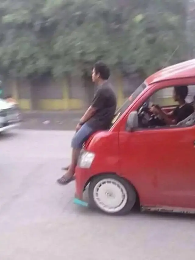 10 Potret Nyeleneh Orang Numpang Kendaraan di Jalan Ini Aksinya Absurd Banget