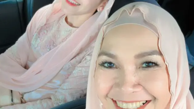 Kedekatan Ayu Ting Ting dan sang ibu jadi sorotan. (credit: instagram.com/mom_ayting92_)